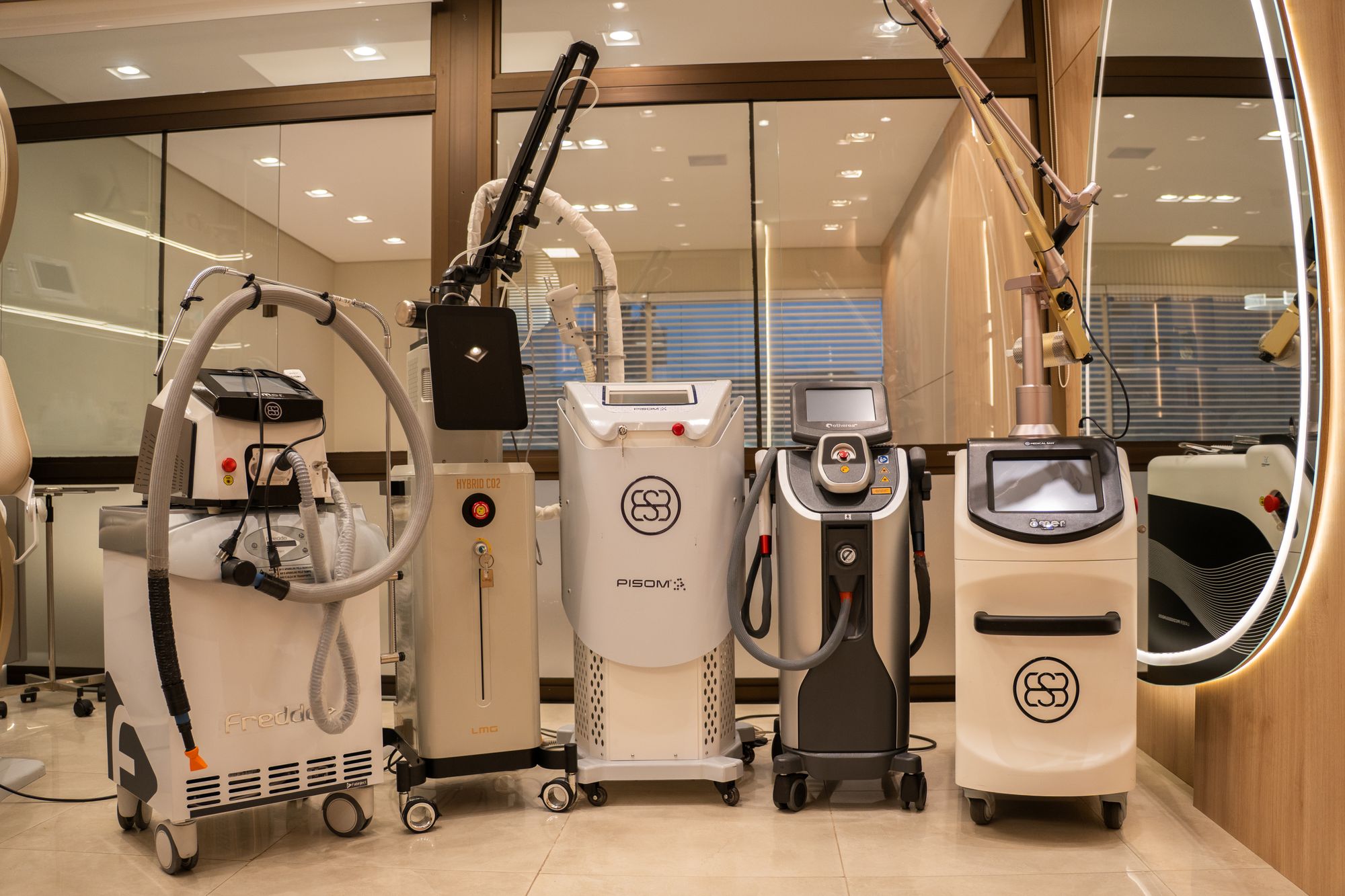 Equipamentos de laser da BTZ Med enfileirados na sala de procedimentos em Novo Hamburgo