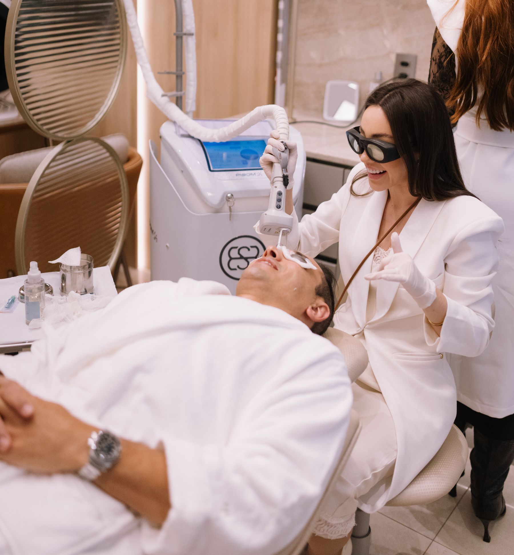 Brenda Terra Zimmer conduzindo sessão de laser de picossegundos na BTZ Med